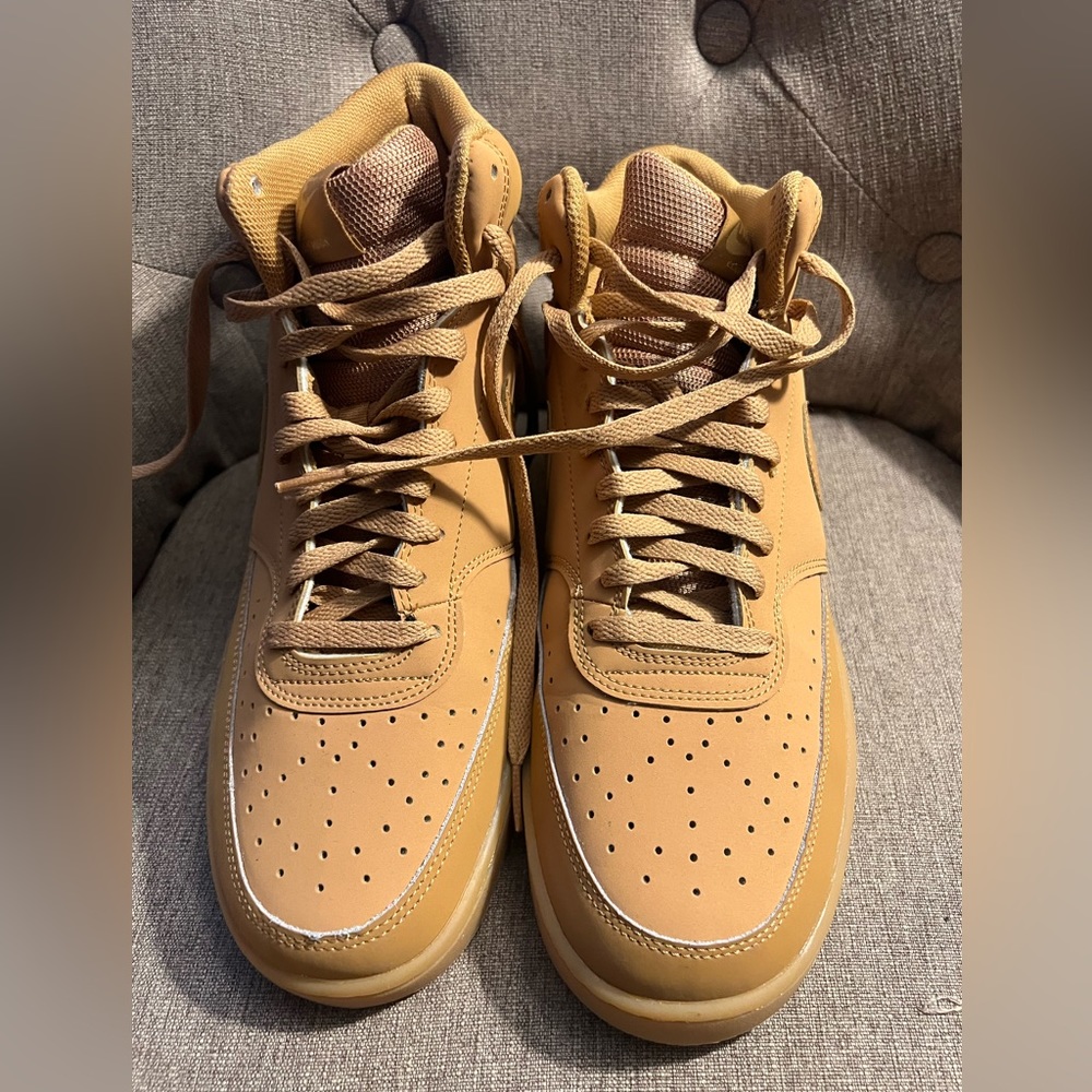 Nike men’s tan sneaker. Like new. Only work 2x. Comfortable.